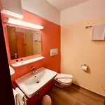 Mit Bademantelgang Zur Wohlfuehltherme *
